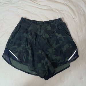 Lululemon Hotty Hot 4 inch size 6 Tall camo print shorts